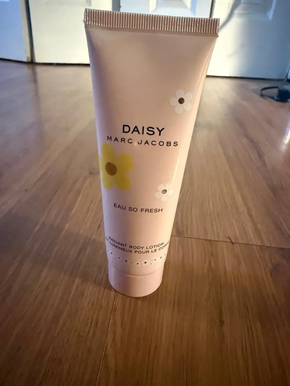 Marc Jacobs Daisy Eau So Fresh Radiant Body Lotion 2.5 oz / 75 ml New